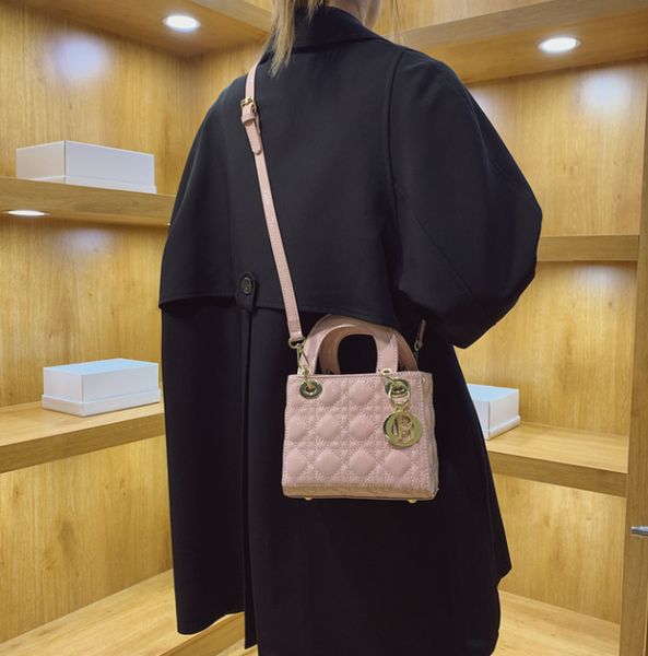 Класична жіноча сумка Dior Lady D-Lite 8 фото