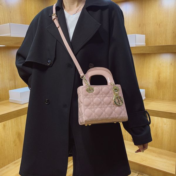 Класична жіноча сумка Dior Lady D-Lite 8 фото